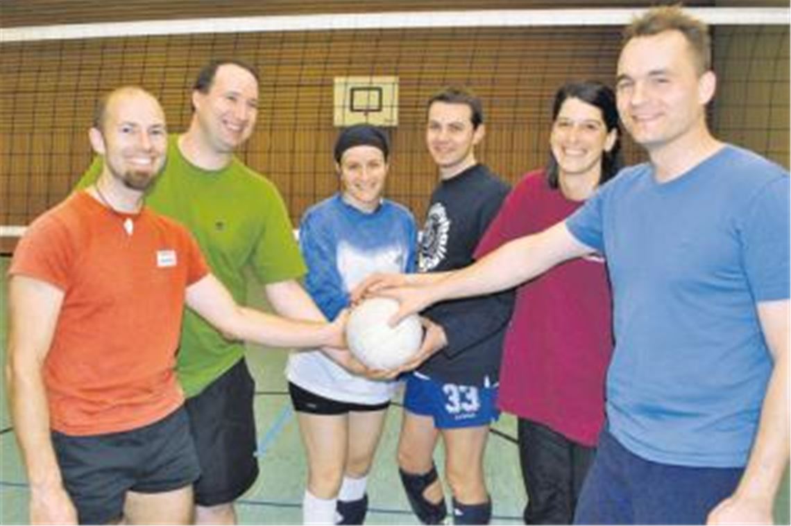 Teilen die Begeisterung für Volleyball: Jens Wilhelm (v.li.), Philipp Melter, Stefanie Linke, Michael Strauß, Carolin Britsch und Spielführer Stefan Brenner vom neuen Lienzinger Mixed-Team.
Foto: Stahlfeld