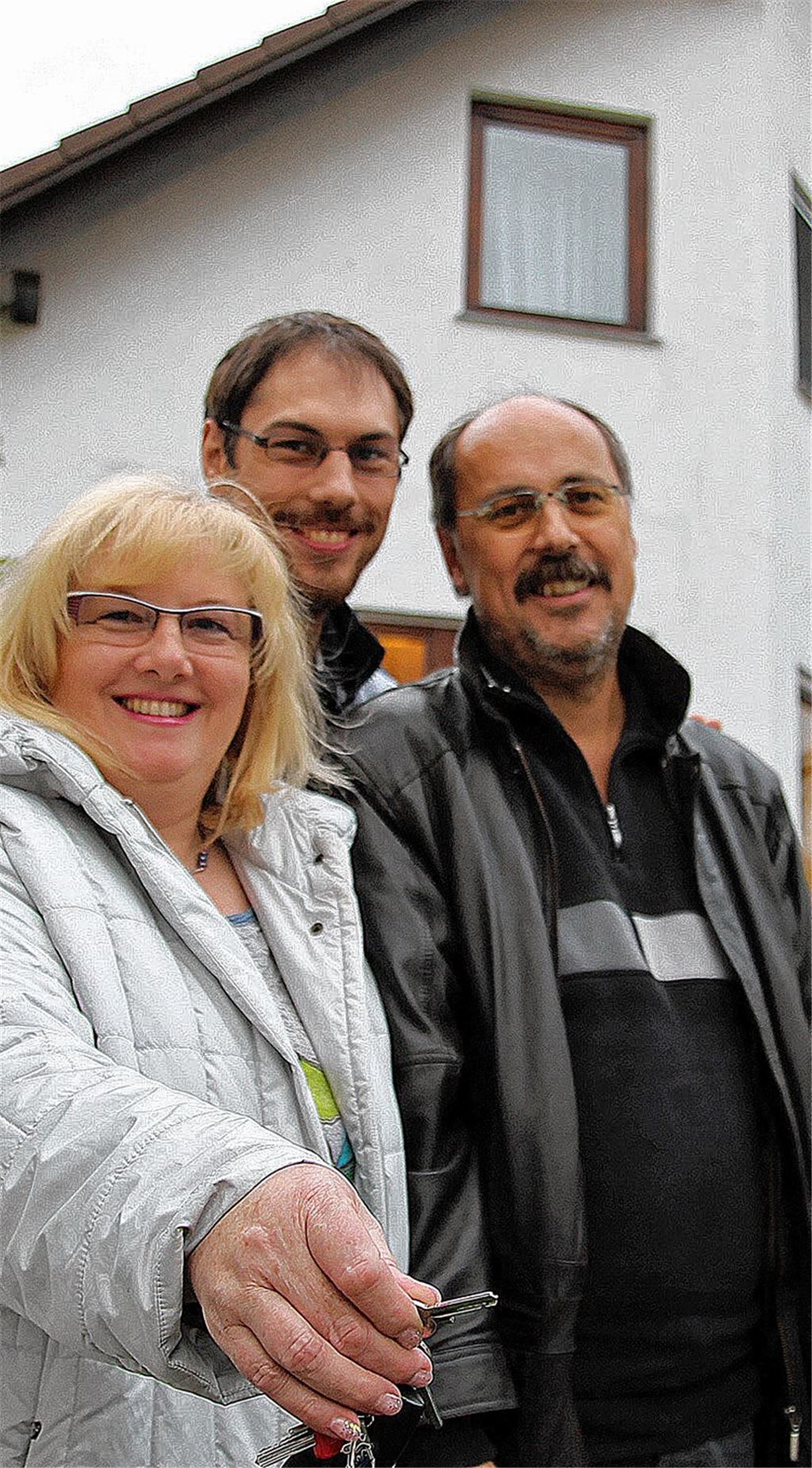 Teilen gerne ihr Haus mit Fremden: Ingeborg und Reinhard Karges mit Sohn Manuel tauschen ihr Eigenheim und ermöglichen sich so einen Urlaub in spannenden Ländern.