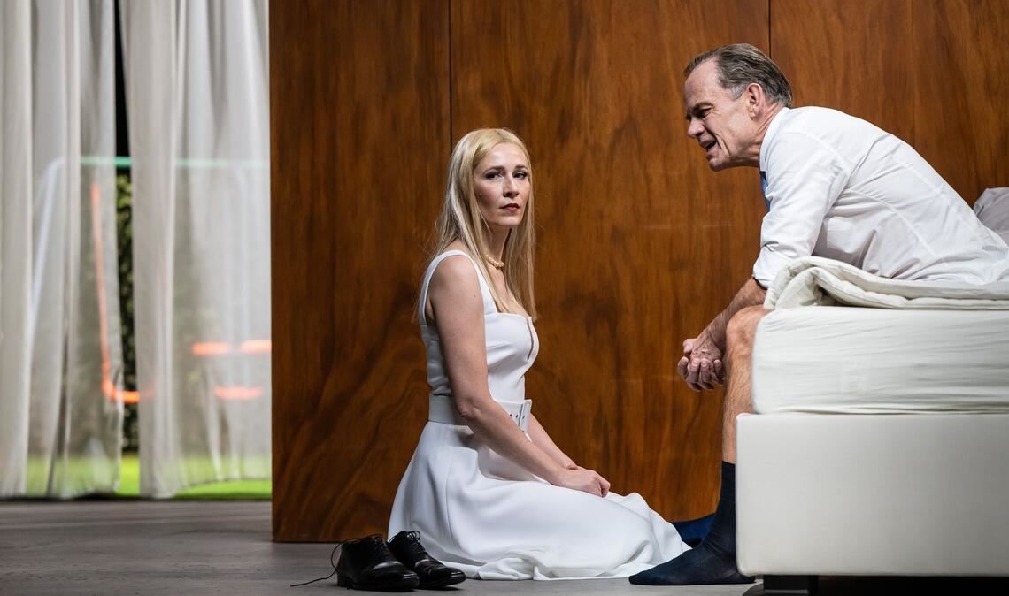 Teilen in Stuttgart Gesinnung und Bett, die Geschwister Höller: Szene aus Thomas Bernhards „Vor dem Ruhestand“ mit Katharina Hauter als Vera und Matthias Leja als Rudolf.