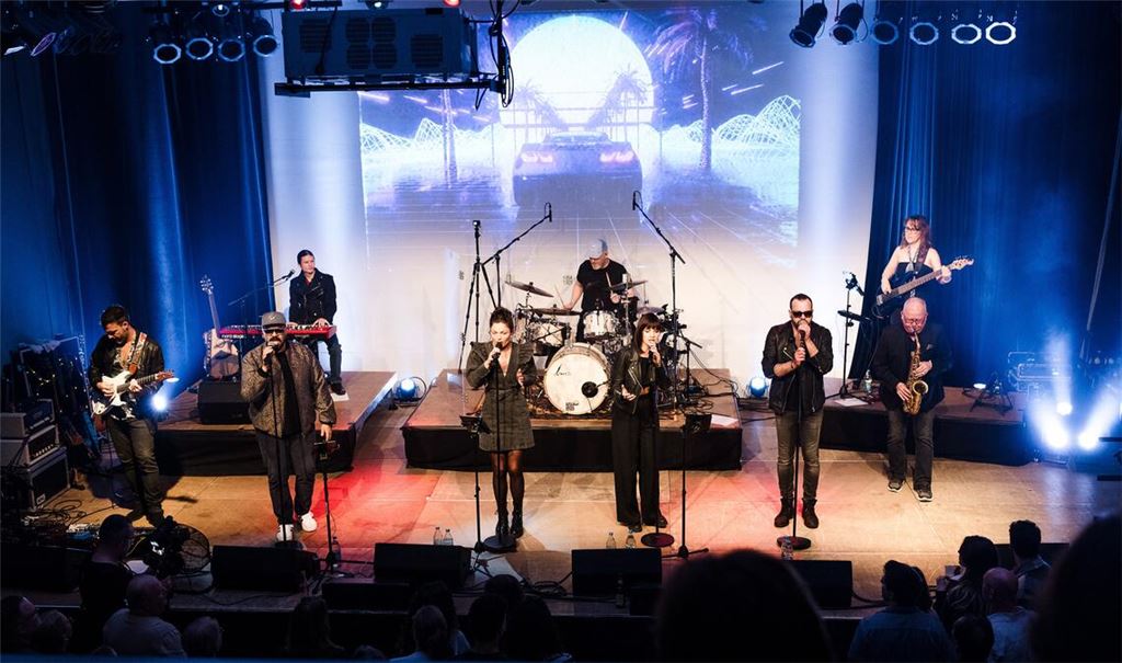 Teilen nicht nur eine Bühne, sondern auch ihre Grundüberzeugung, mit Musik Gutes zu tun: Oliver Ielo (Gitarre), Jörg Richter (Keyboard), Phil David, Bianca Dreja, Birte Meinhold, Sebastian Önder (Gesang), Robert Burgert (Schlagzeug), Martina Berenz (Bass) und Hans Draskowitsch (Saxophon). Foto: Rebecca Conte