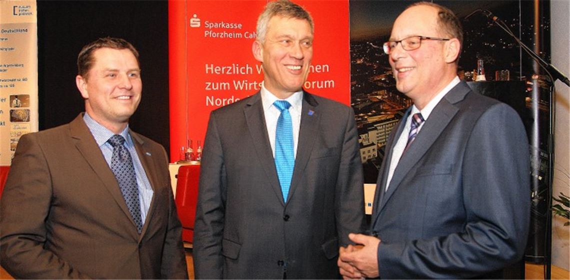 Teilnehmer am Forum (v.li.): Matthias Schönfuß, stellvertretender Sprecher der Wirtschaftsjunioren, Professor Dr. Dirk Wentzel von der Hochschule und Stephan Scholl, Vorstandsvorsitzender der Sparkasse Pforzheim Calw. Foto: Wacker