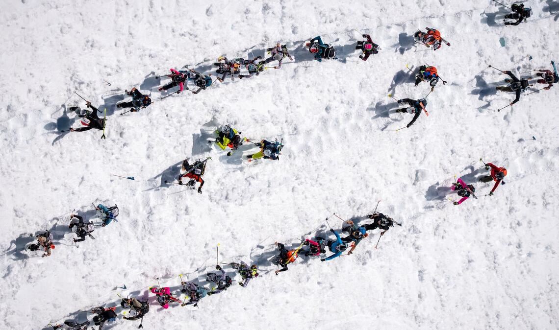 Teilnehmer des Skitourenrennen "Patrouille des Glaciers" erklimmen einen Gipfel in den Walliser Alpen in der Schweiz.
