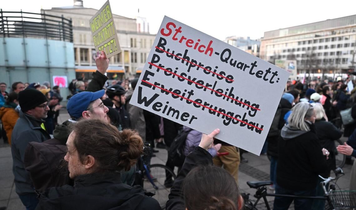 Teilnehmer einer Kundgebung des Leipziger Aktionsbündnis „Leipzig nimmt Platz“ protestieren vor Beginn des Festakts zur Eröffnung der Leipziger Buchmesse vor dem Gewandhaus in Leipzig.