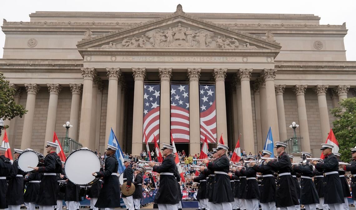 Teilnehmer einer Parade marschieren in der Nähe der National Mall.