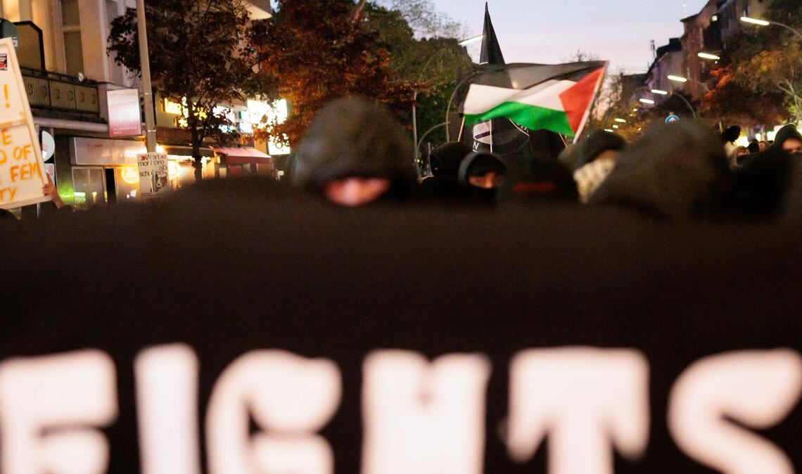 Teilnehmer halten ein Banner mit dem Wort „Fights“ während der Demonstration "Take back the Night" im Berliner Bezirk Kreuzberg.