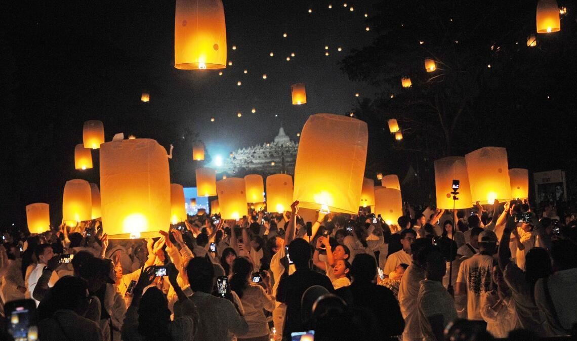 Teilnehmer lassen während des Vesak-Laternenfestes Laternen los.