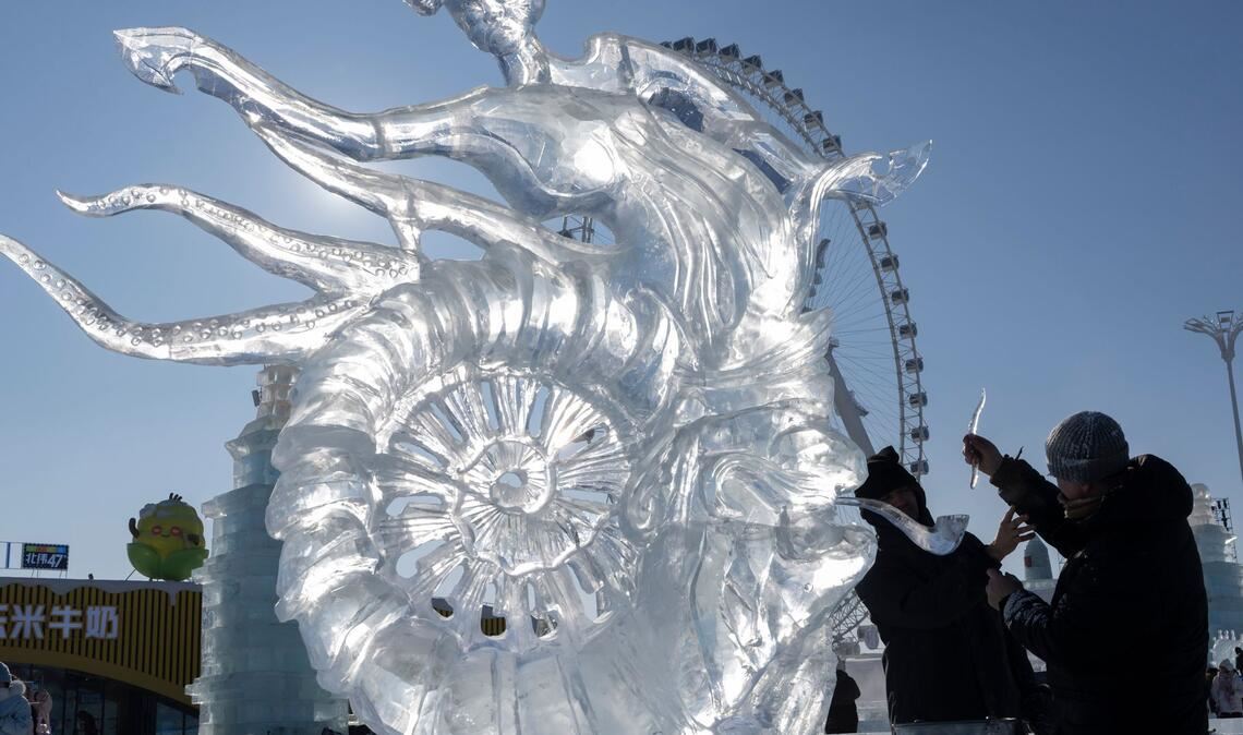 Teilnehmer legen letzte Hand an ihr Werk für den Eisskulpturenwettbewerb beim jährlichen Eis- und Schneefestival in Harbin in der chinesischen Provinz Heilongjiang.