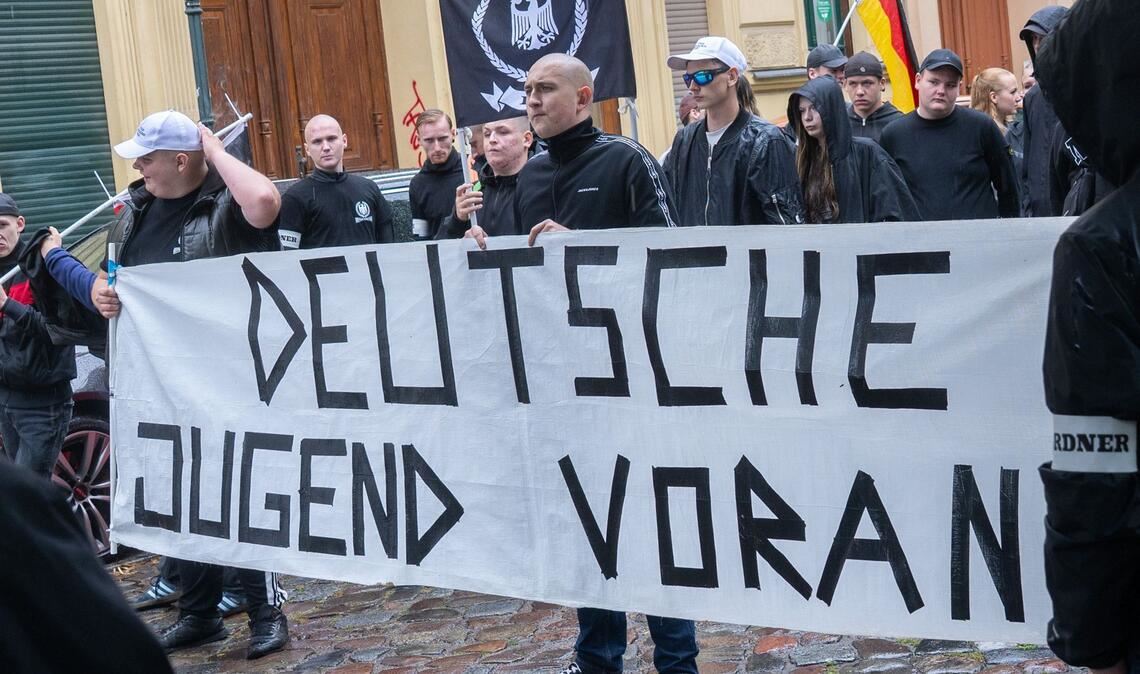 Teilnehmer stehen bei einer rechten Gegendemonstration zum Christopher Street Day in Bernau (Archivbild).