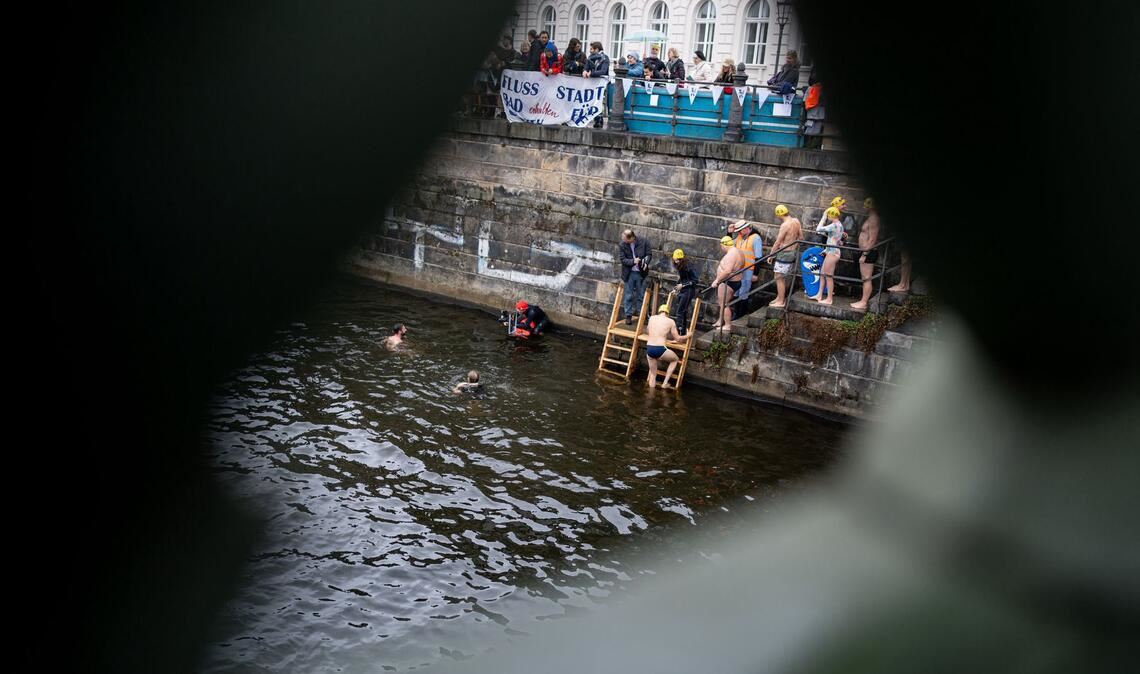 Bilder des Tages Teilnehmer steigen bei der Schwimmdemonstration gegen das Badeverbot in der Spree in Berlin ins Wasser.