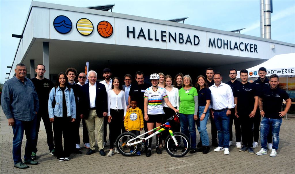 Teilnehmer und Organisatoren des Mobilitäts- und Energiewendetags auf einen Blick. Mittendrin Weltmeisterin Nina Reichenbach, die die Power aus sich selbst schöpft. Fotos: Stahlfeld