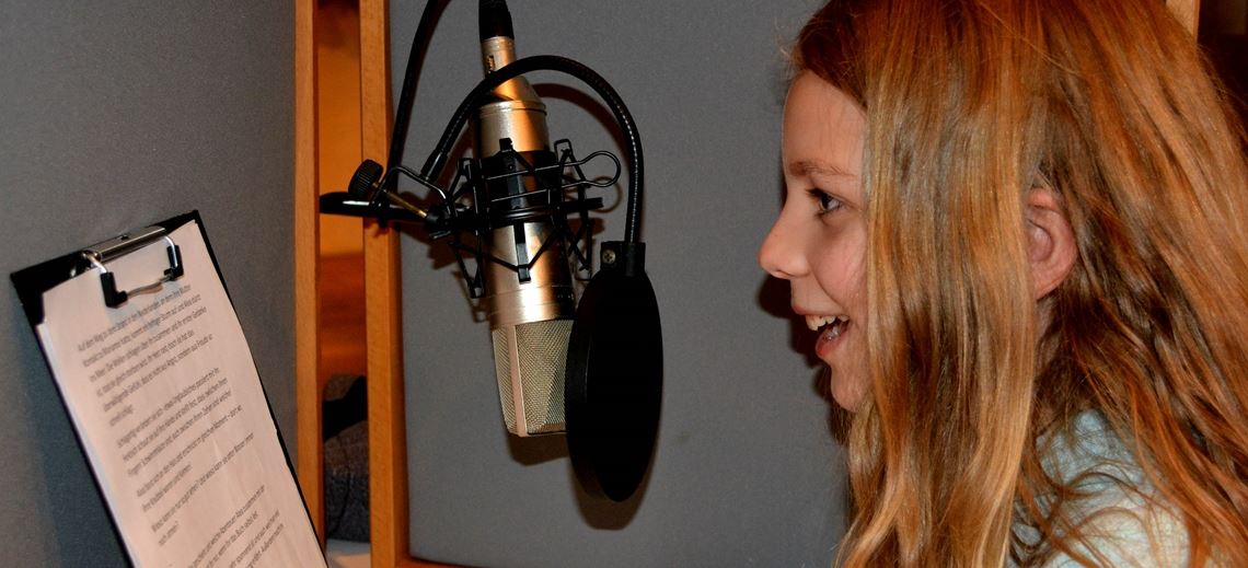 Teilnehmerin Juliana liest in der Sprachkabine ihren Text ein. Foto: Stahlfeld