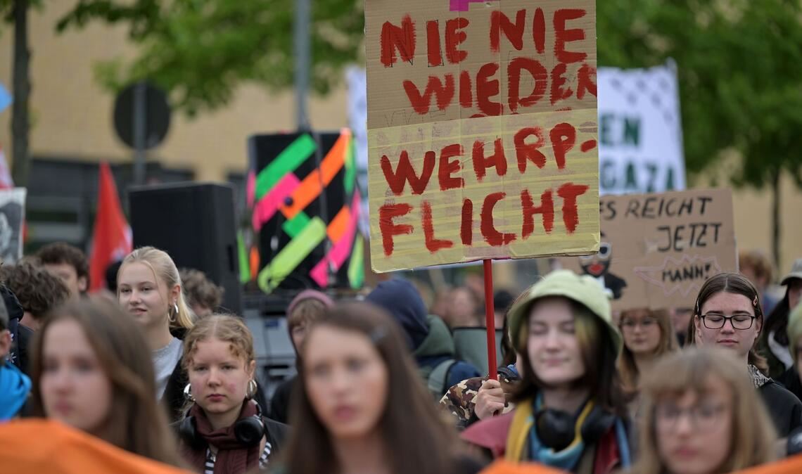 Teilnehmerinnen protestieren beim Schulstreik gegen die Wehrpflicht in Potsdam.
