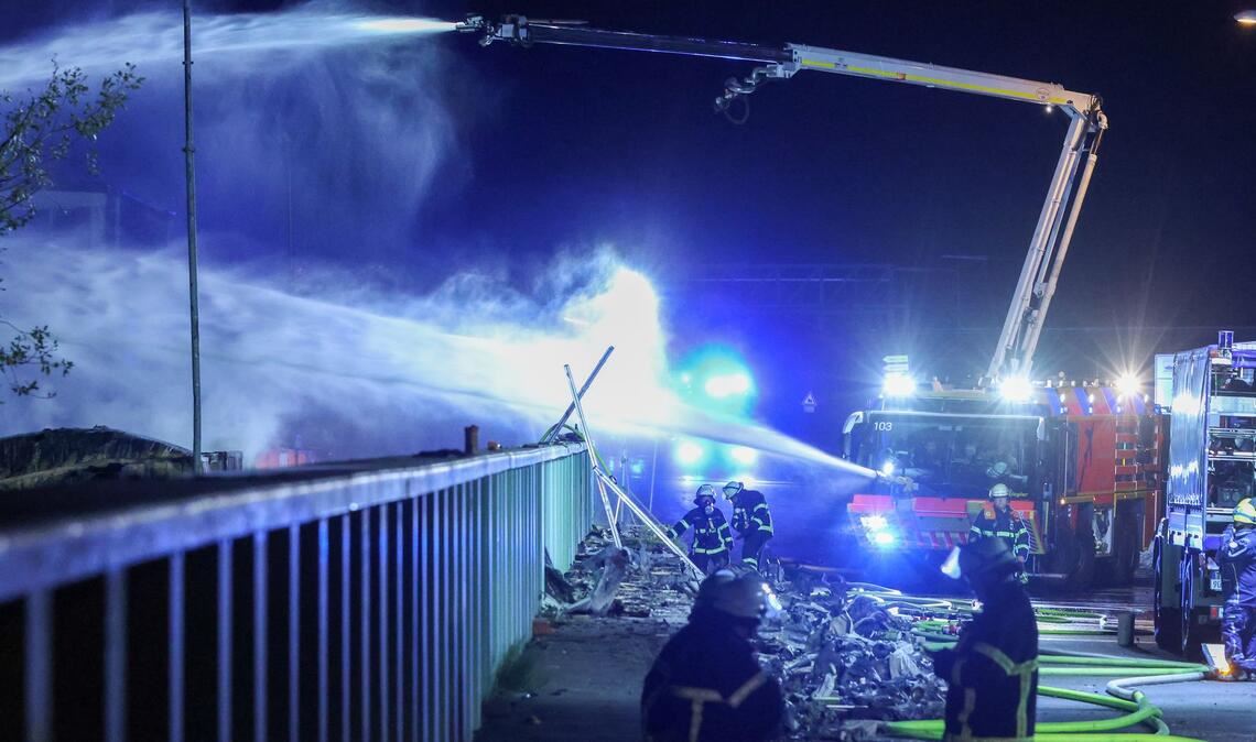 Teilweise wurde deshalb ein Sperrradius von 400 Metern rund um den Brandort eingerichtet.
