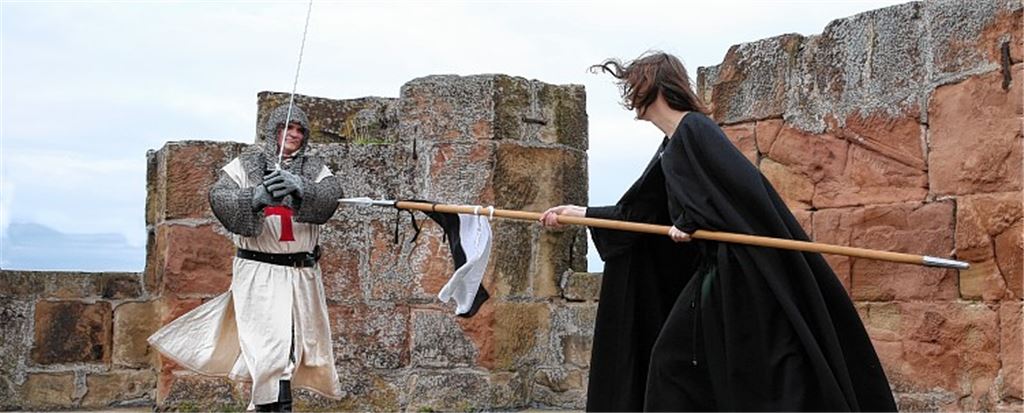 Tempelritter Bernd Krüger (li.) weiß sich mit dem Schwert zu wehren. Sollte der Kampf schlecht ausgehen, bezahlt er ihn aber nicht mit dem Leben.