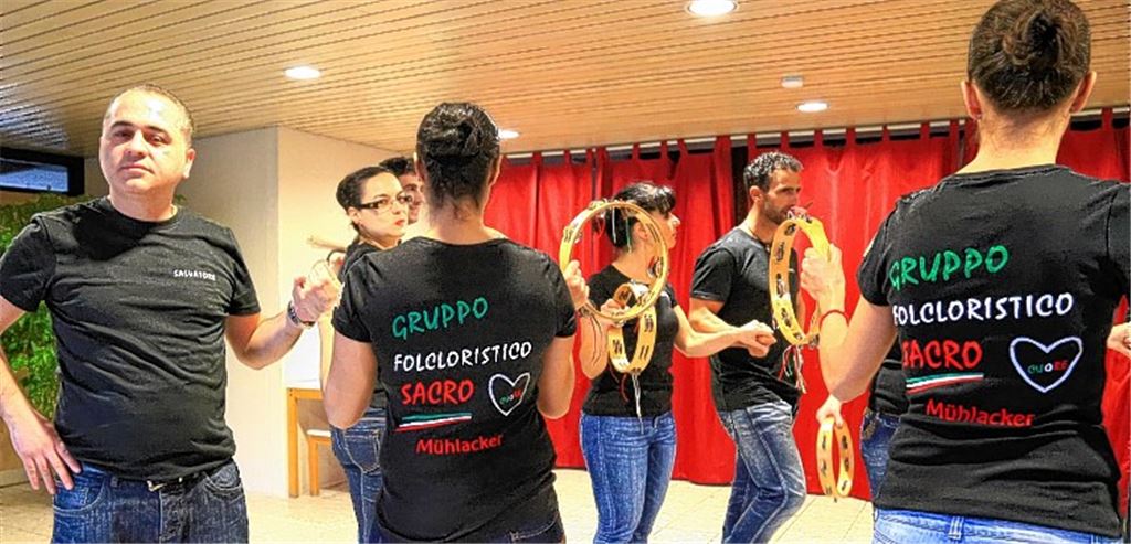 Temperament und Tradition: die „Gruppo Folcloristico Scacro Cuore“ bei ihren Proben im Saal der italienischen Gemeinde in Mühlacker.