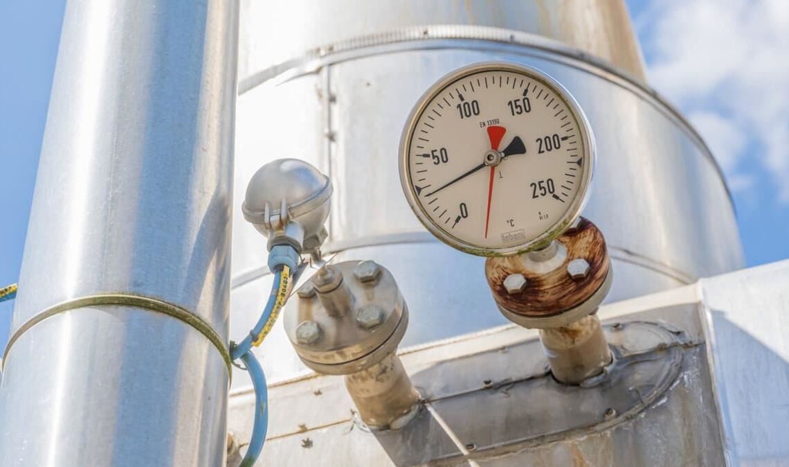 Temperatur stimmt, Füllstand auch? Eine Anzeige an der Anlage des Gasspeicher Wolfersberg, östlich von München.