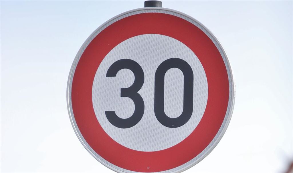 Tempo 30: Kommunen wünschen sich mehr Entscheidungsbefugnis bei der Anordnung von solchen Regelungen. Foto: Archiv
