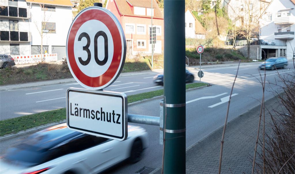 Tempo 30 gilt bereits seit Oktober auf der Stuttgarter Straße zwischen Hindenburgstraße und Senderstraße. Der Effekt, sagen Anlieger, sei deutlich spürbar. Foto: Fotomoment