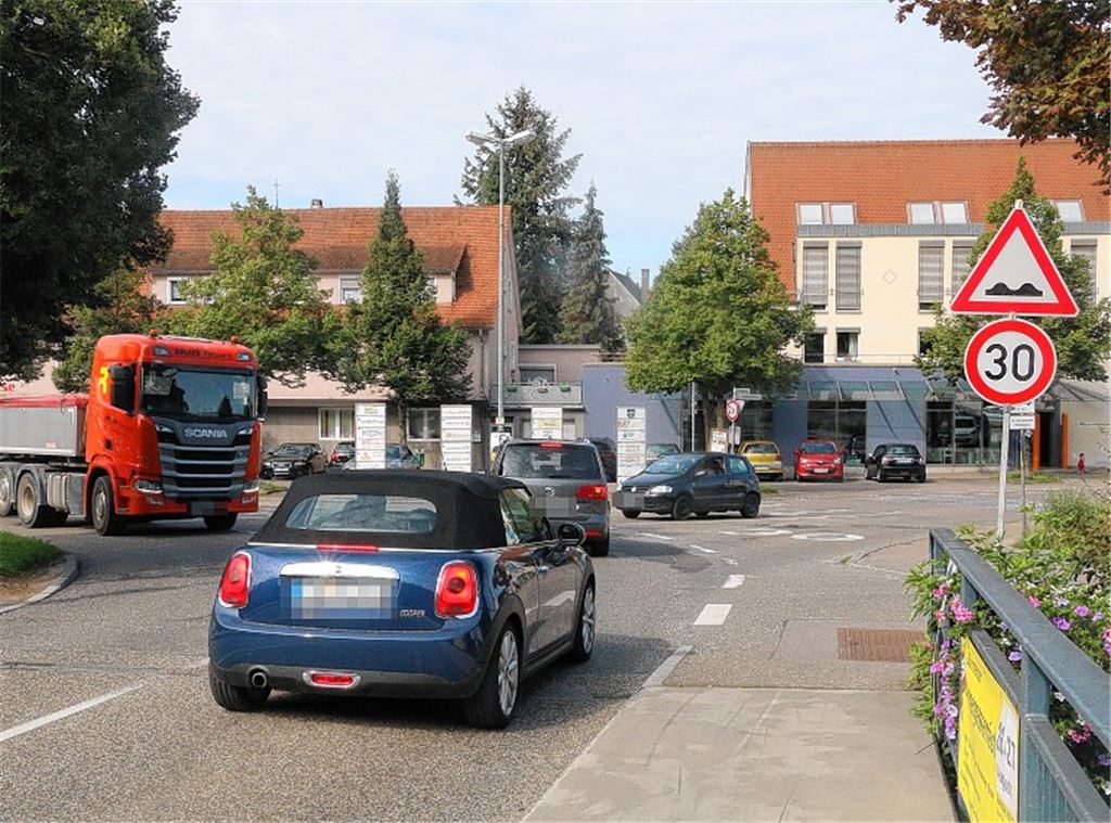 Hitze verursacht Verwerfungen auf Fahrbahn