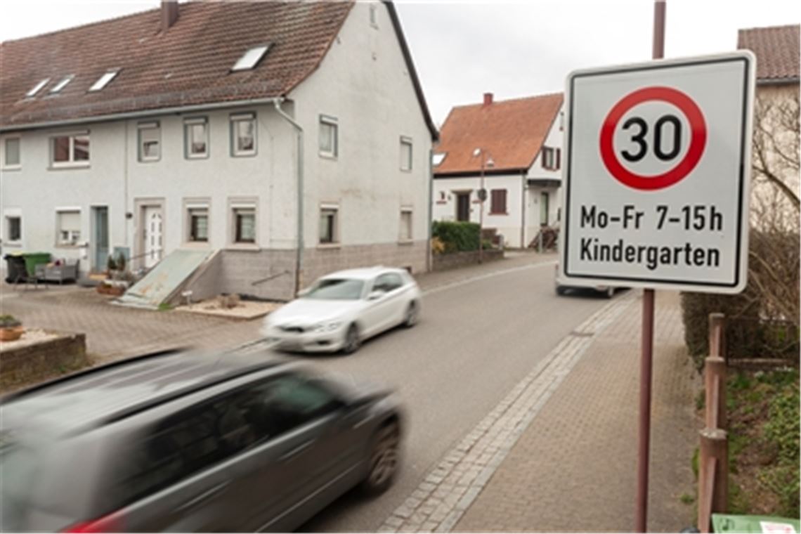 Bürgermeister will ein dickes Brett bohren Tempo 30 wie hier in Kleinvillars – das will der Knittlinger Gemeinderat als generelles Tempolimit ohne Einschränkung auf den Ortsdurchfahrten. Bisher stößt man mit dieser Forderung bei der zuständigen Verkehrsbehörde im Landratsamt Enzkreis auf wenig Gehör. Archivfoto: Fotomoment