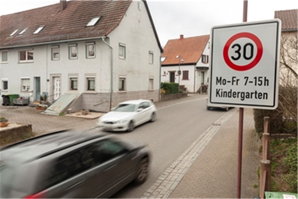 Tempo 30 wie hier in Kleinvillars – das will der Knittlinger Gemeinderat als generelles Tempolimit ohne Einschränkung auf den Ortsdurchfahrten. Bisher stößt man mit dieser Forderung bei der zuständigen Verkehrsbehörde im Landratsamt Enzkreis auf wenig Gehör. Archivfoto: Fotomoment 