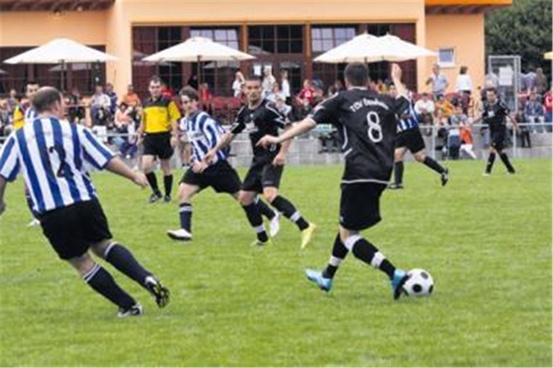 Temporeich und umkämpft: Gastgeber Viktoria Enzberg (gestreifte Trikots) und der TSV Ötisheim bieten ein bis zur letzten Sekunde spannendes Halbfinale. Fotos: Eigner