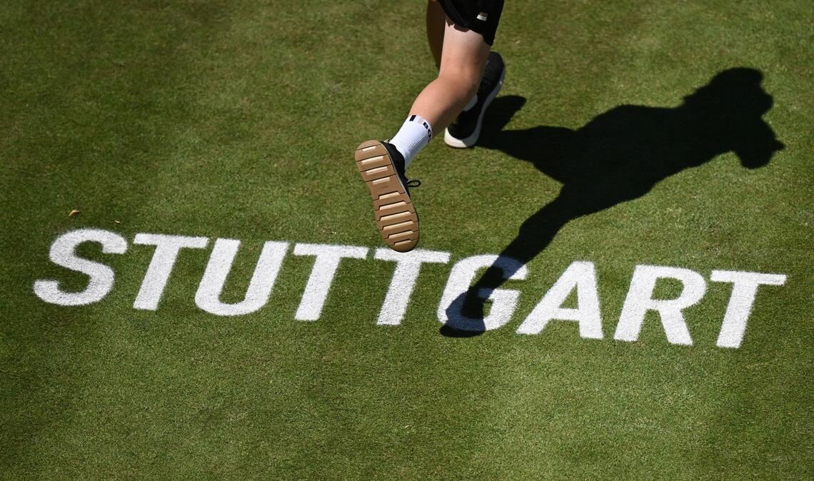 Tennis: ATP-Tour - Stuttgart, Einzel, Männer, Halbfinale. Bublik (Kasachstan) - Fritz (USA). Ein Balljunge läuft über den Centre Court.