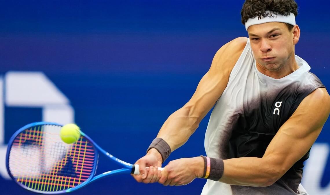 Tennis: Grand Slam/ATP-Tour - US Open, Einzel, Männer, Finale,
Zverev (Deutschland) - Shelton (USA). Ben Shelton in Aktion. (zu dpa: «Wie Becker: Zverev krönt sich zum US-Open-Sieger»)
