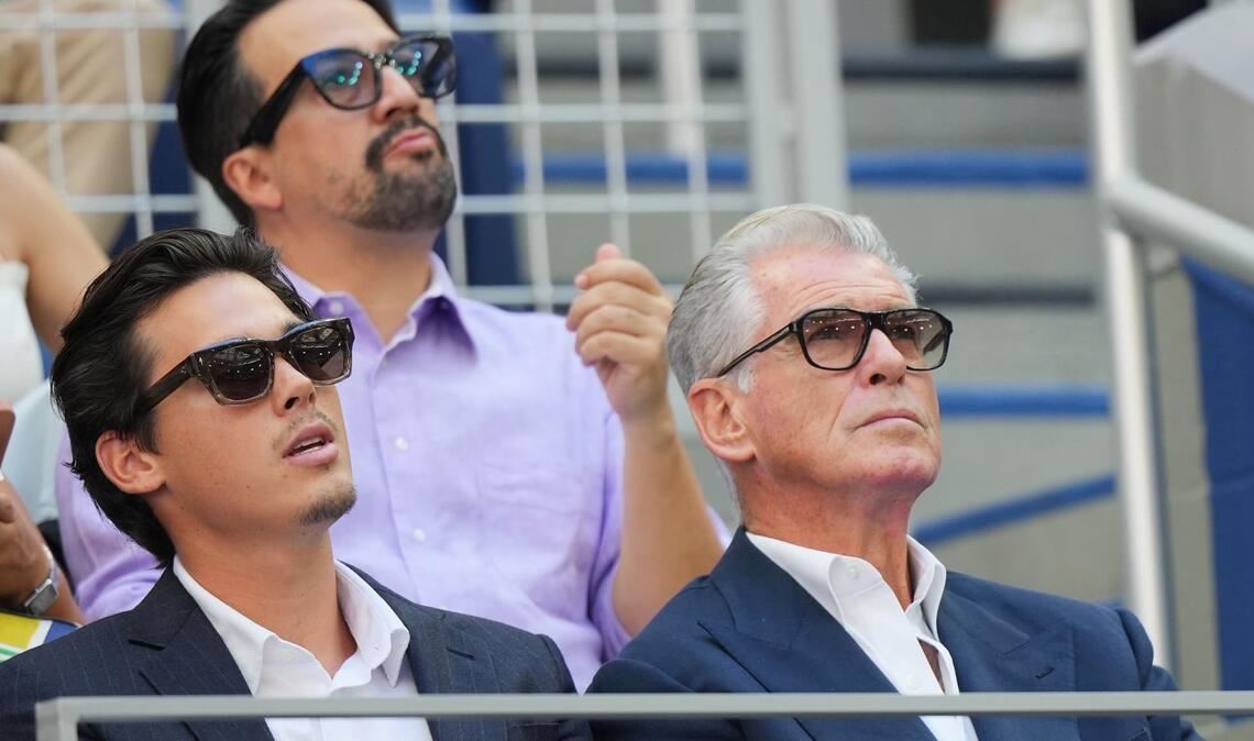 Tennis: Grand Slam/ATP-Tour - US Open, Einzel, Männer, Finale,
Zverev (Deutschland) - Shelton (USA). Pierce Brosnan (r) ist unter den Zuschauern zu sehen. (zu dpa: «Wie Becker: Zverev krönt sich zum US-Open-Sieger»)