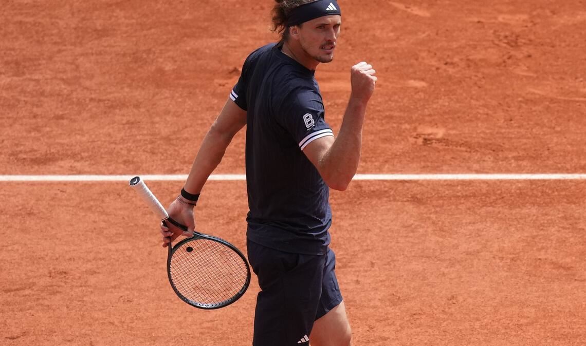 Tennis, Männer, Grand Slam, French Open, Halbfinale, Mensik (Tschechien) - Zverev (Deutschland): Alexander Zverev jubelt.