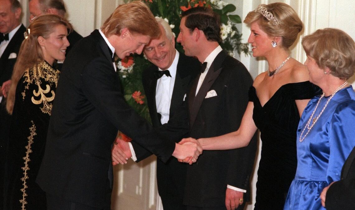 Tennis-Star Boris Becker (2.v.l) begrüßt am 1987 in Bonn Prinzessin Diana. Ebenfalls mit dabei: Benedicte Courtin (l-r), damalige Freundin von Boris Becker, Bundespräsident Richard von Weizsäcker, Prinz Charles und Marianne von Weizsäcker.