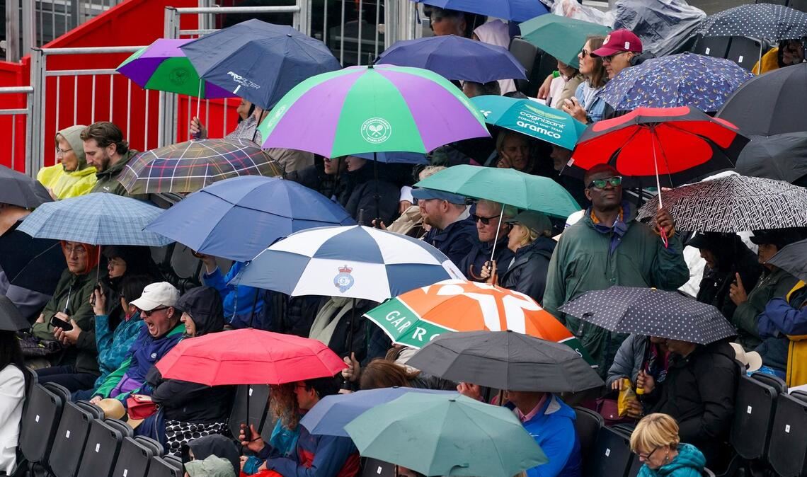 Tennis im Regen: Bei der WTA-Tour in London schützen sich Zuschauer mit Schirmen gegen einen Schauer.