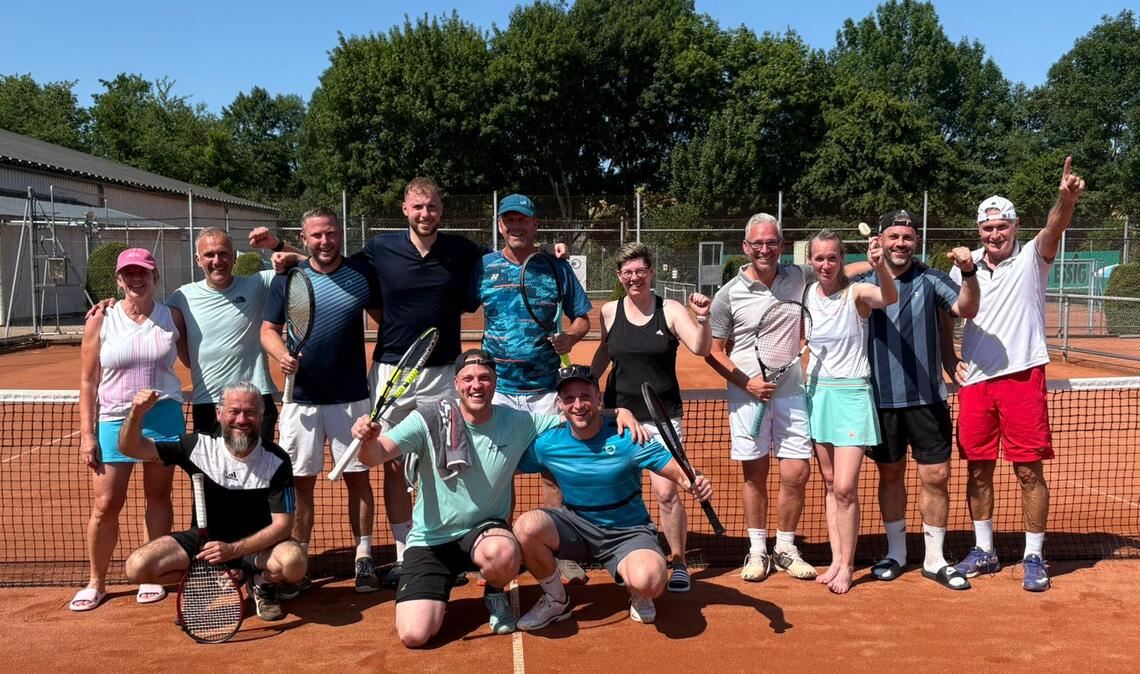 Tennisdress statt Uniform: die Teilnehmer des Turniers des Polizeipräsidiums. Foto: privat