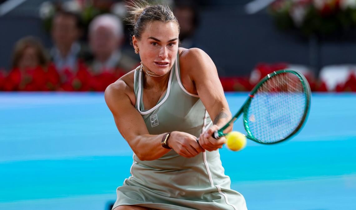 Tennisstar Aryna Sabalenka aus Belarus darf künftig wieder unter eigener Flagge antreten. (Archivbild)