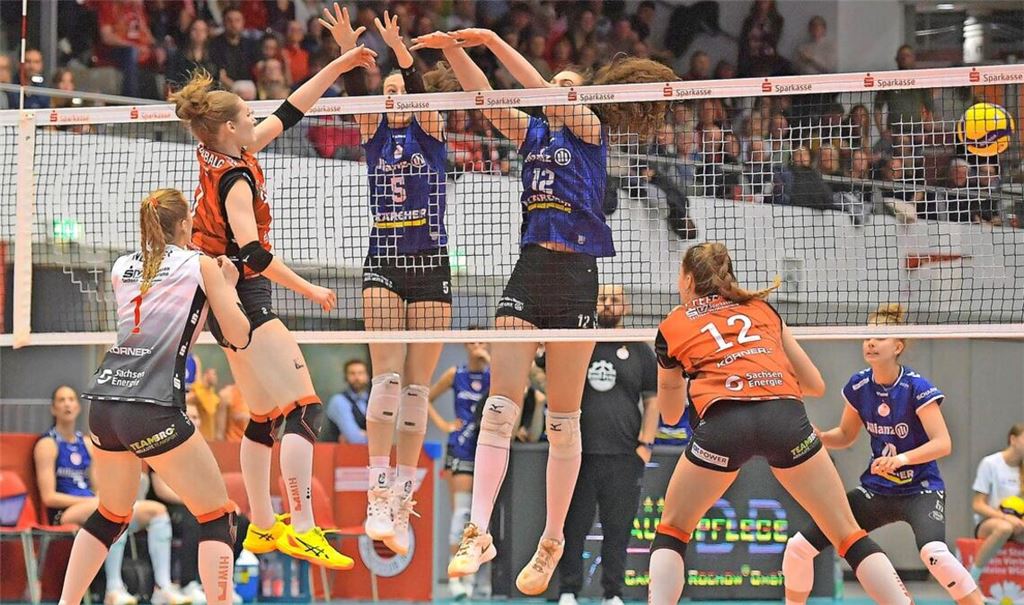 Teresa Ziegenbalg überwindet den Block von Lydia Grote und Lucia Varela: Die Stuttgarter Volleyballerinnen  scheitern im Play-off-Halbfinale gegen den Dresdner SC.