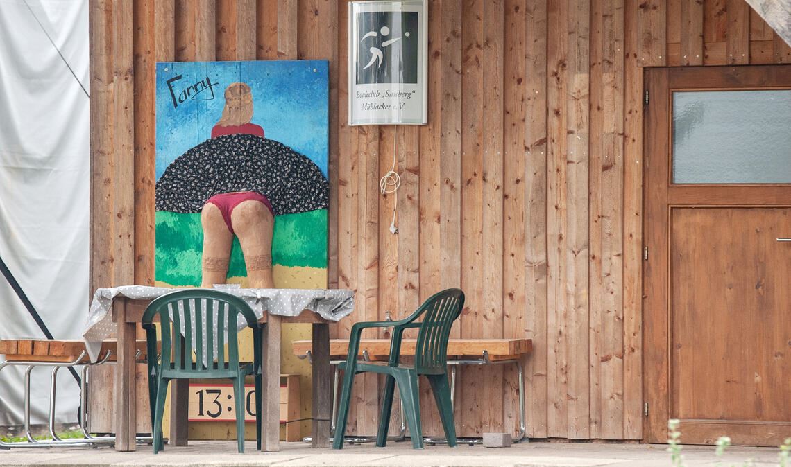 Terrasse des Boule-Club „Sauberg“ Mühlacker: Die aufreizende Darstellung der Frau, deren Rockschöße nach oben geweht werden, gefällt nicht jedem und jeder. Foto: Fotomoment