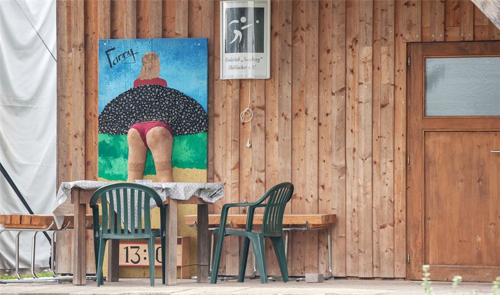 Terrasse des Boule-Club „Sauberg“ Mühlacker: Die aufreizende Darstellung der Frau, deren Rockschöße nach oben geweht werden, gefällt nicht jedem und jeder. Foto: Fotomoment