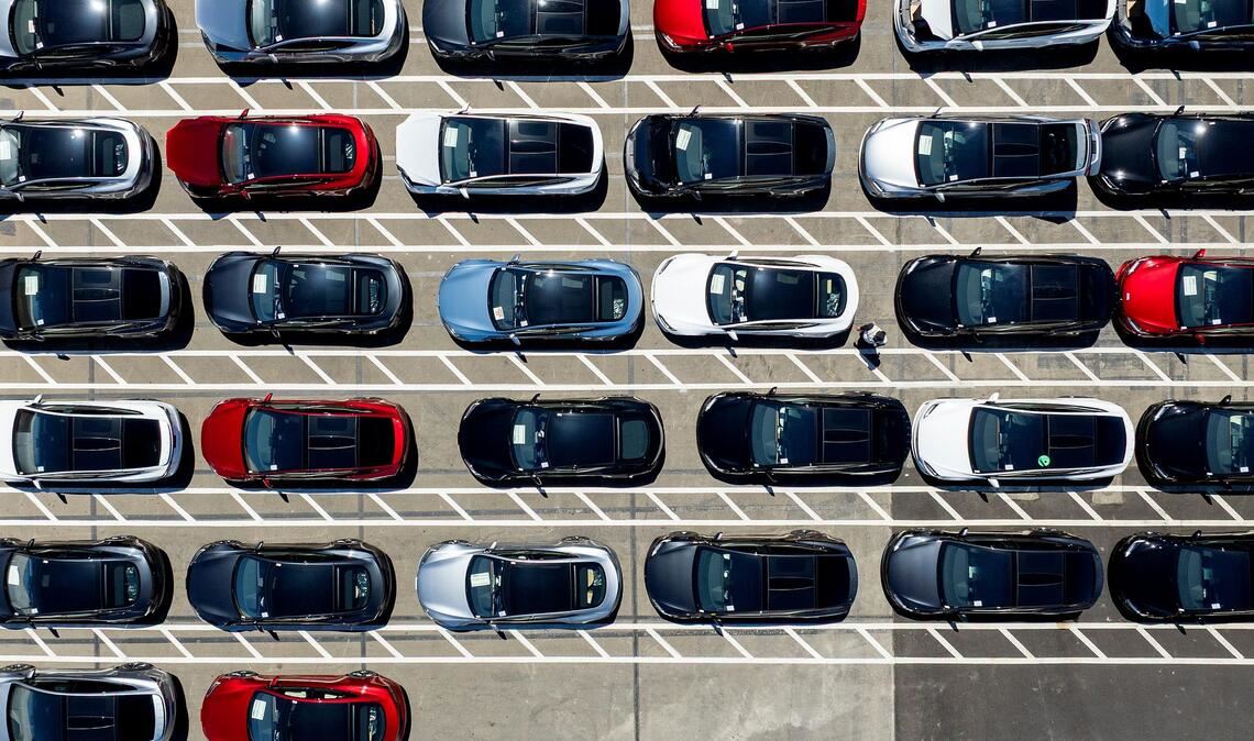 Tesla-Fahrzeuge stehen auf einem Firmengelände in Kalifornien. (Archivbild)