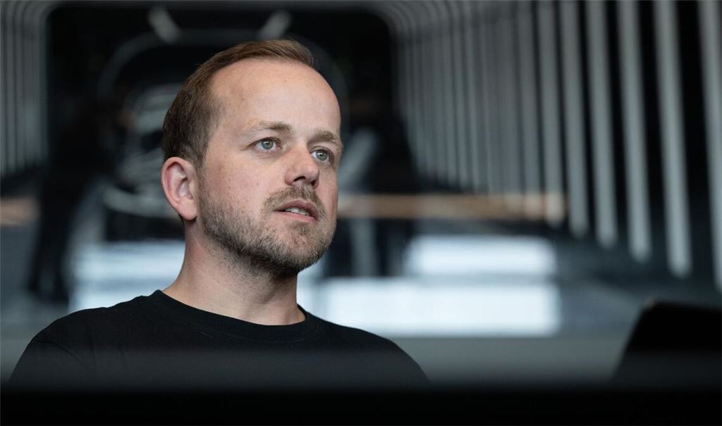 Tesla-Werksleiter André Thierig kritisiert die IG Metall, die Vorwürfe zurückweist. (Archivbild)