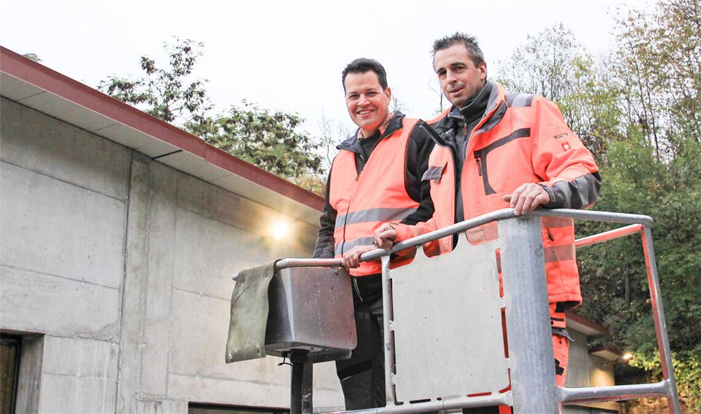 Test mit dem Lkw-Steiger, bevor die Klosterkonzert-Banner abgehängt werden: Aaron Treut (li.) mit Kollege Oliver Scheible. Foto: privat