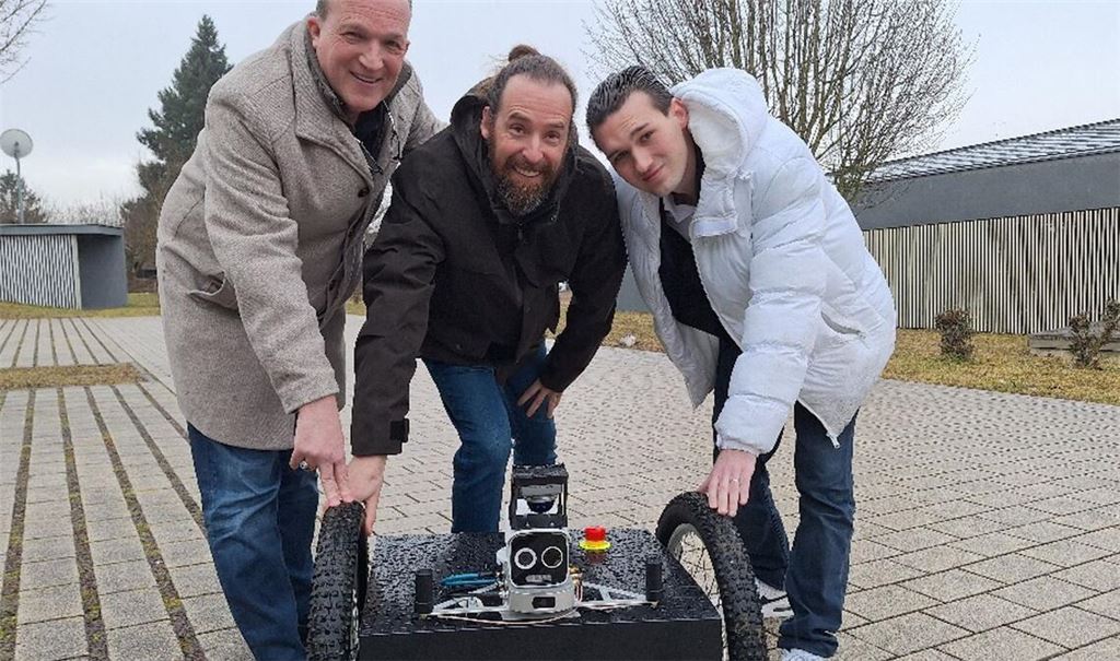 Testlauf eines Prototypen von Quarero Robotics mit den Geschäftsführern Marcus Köhnlein (Mitte), Aaron Nagel (rechts) und Stratege Raphael Nagel.