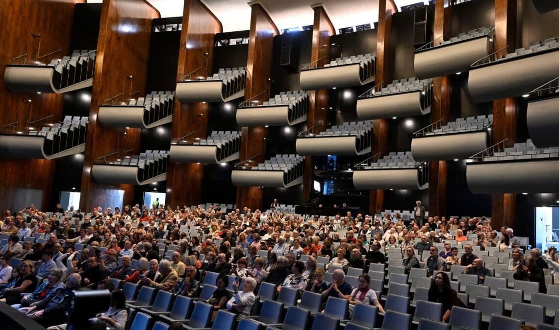 Testsitzen der Bürgerschaft: Die Kölner Oper von Wilhelm Riphahn war 1957 eine der ersten Kultur-Neubauten der Bundesrepublik. Nach 14 Jahren Generalsanierung wurde sie jetzt wiedereröffnet.