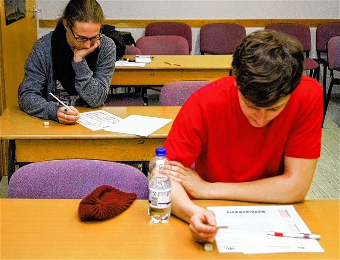 Testteilnehmer beim Ausfüllen der Fragebogen. 