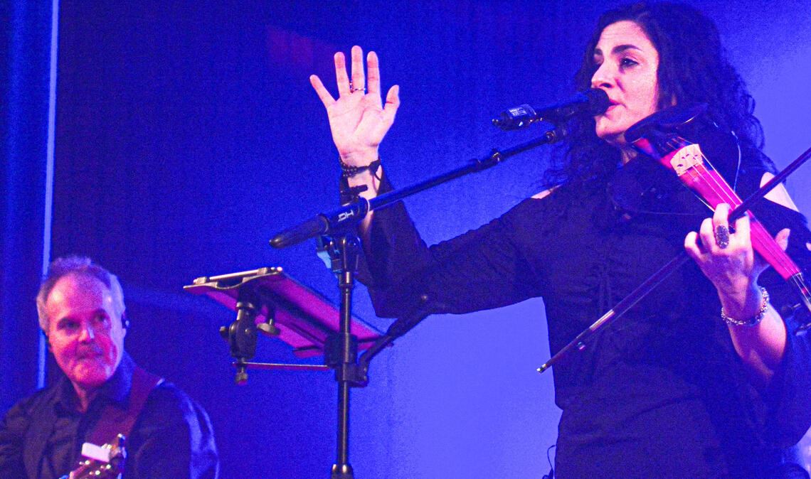 Teufelsgeigerin Lara Lanzi von Laralba gehört zu den umjubelten Stars der Irish-Folk-Nights in Zaisersweiher. Fotos: Stahlfeld