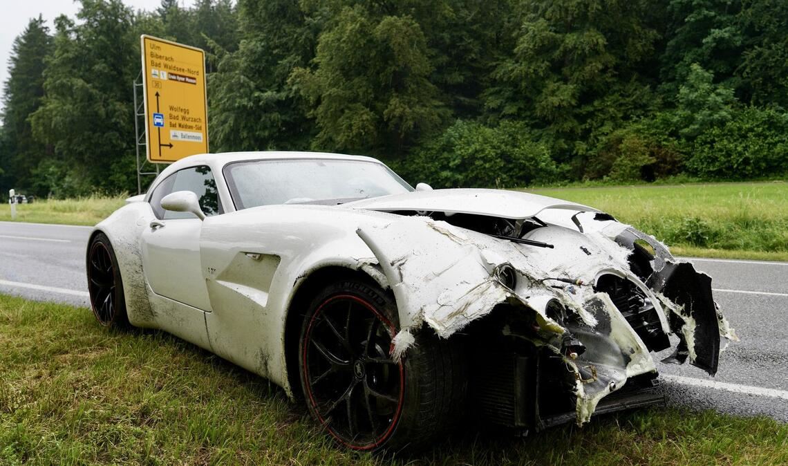 Teurer Unfall: Auf regennasser Straße prallt der Luxuswagen gegen die Leitplanke.
