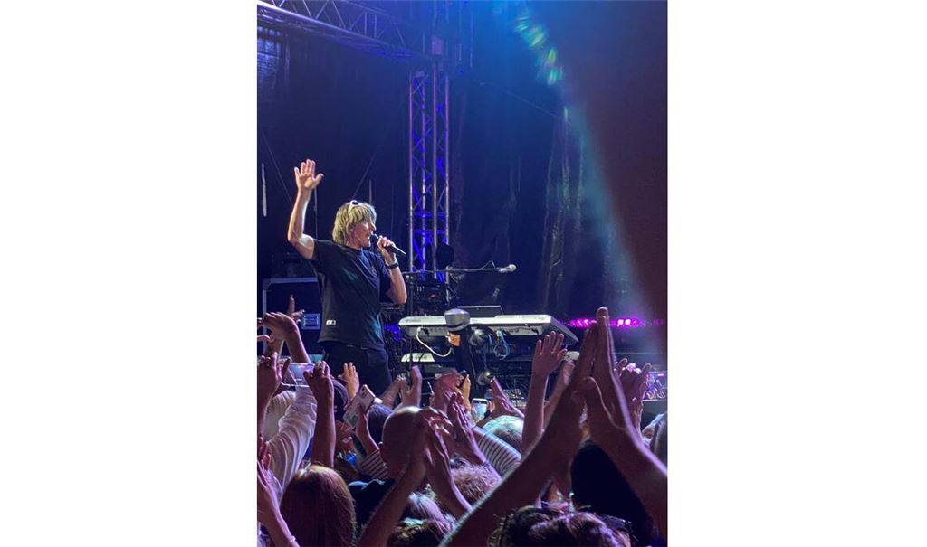 Textsicher und in Feierlaune: Zahlreiche Partygäste feiern Mickie Krause. Foto: Weber