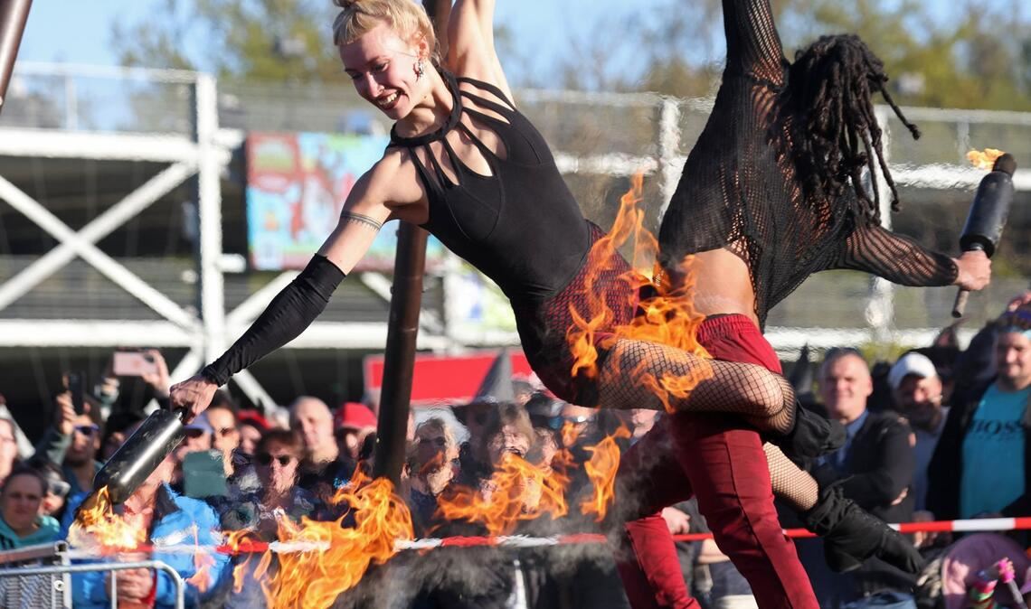 Thale: Hexentanzplatz in Feierlaune – Arial Fire Show begeistert mit Akrobatik bei Walpurgis