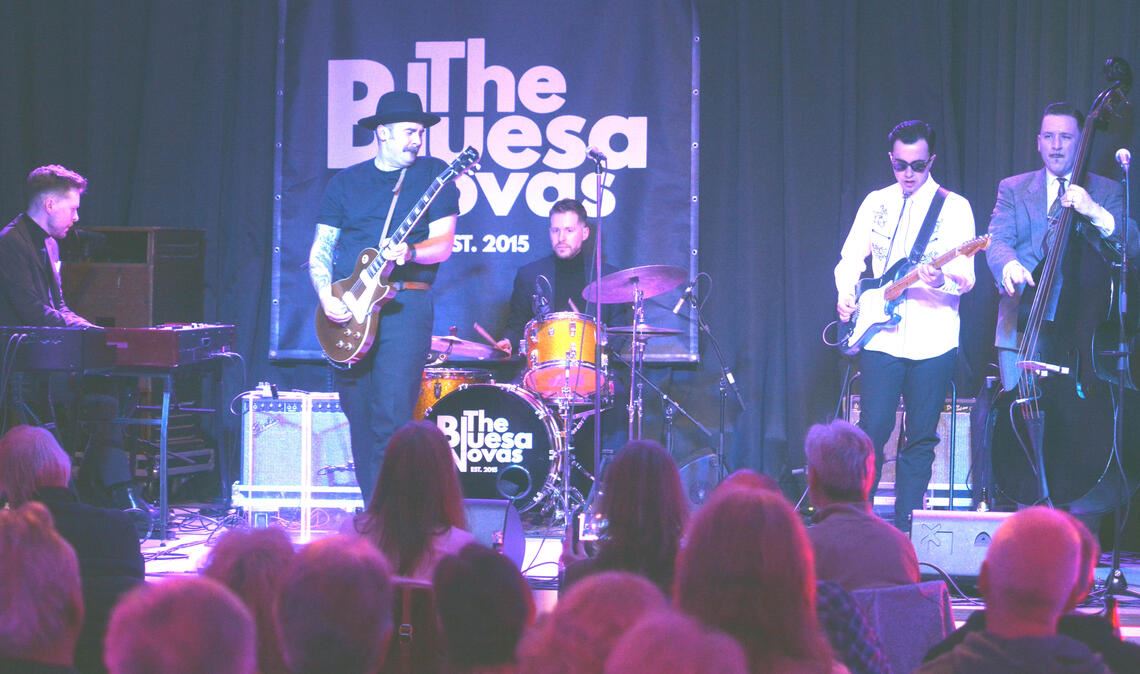 „The Bluesanovas“ füllen am Freitagabend das Jugendhaus von Mühlacker.  Foto: Stahlfeld