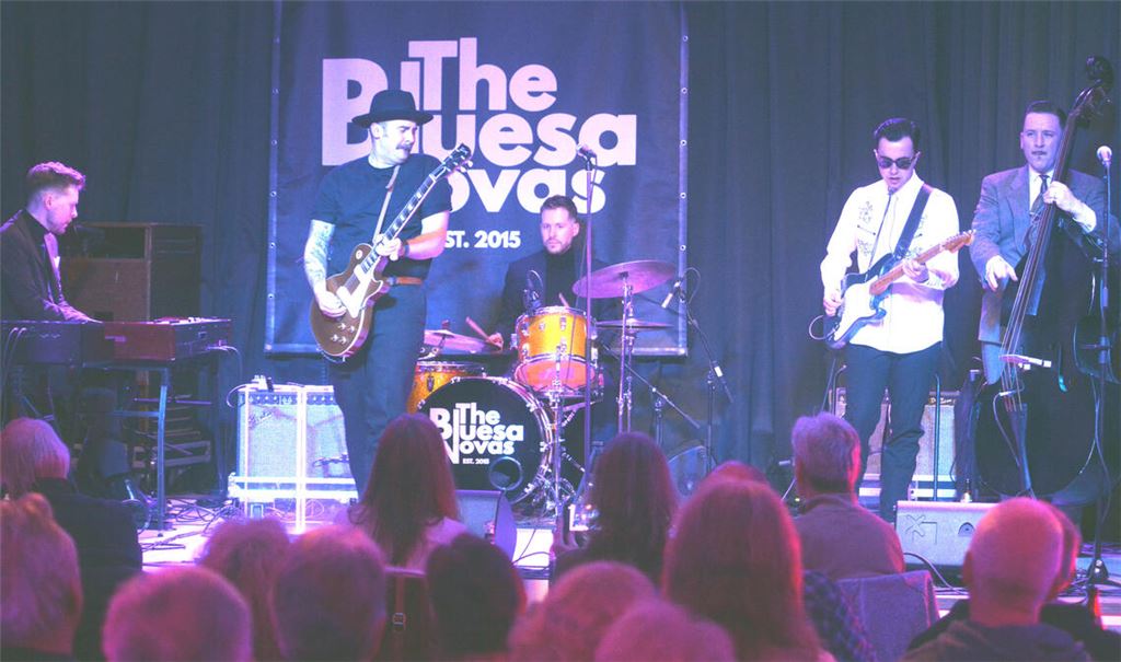 „The Bluesanovas“ füllen am Freitagabend das Jugendhaus von Mühlacker.  Foto: Stahlfeld