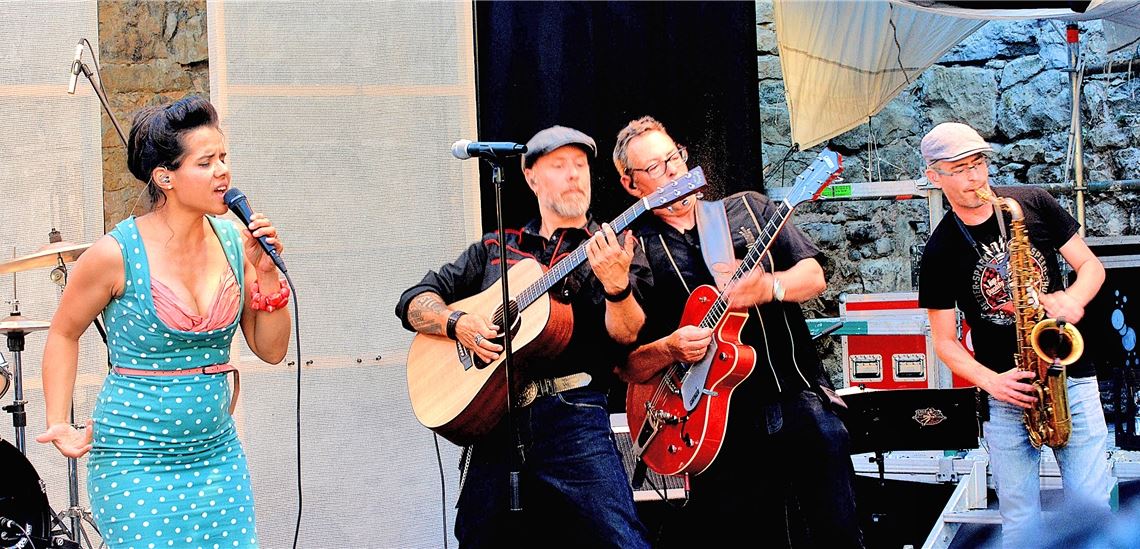 „The Hot Rolls“ bringen den klassischen Rock’n‘Roll in die Burgruine Löffelstelz. Foto: Stahlfeld